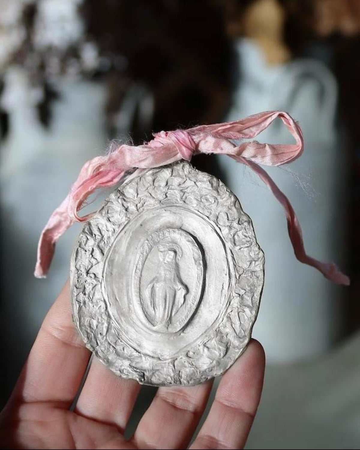 Medalla rústica de la Virgen Milagrosa en plata para cuna. Hecha artesanalmente en España por Sandra Bellew.