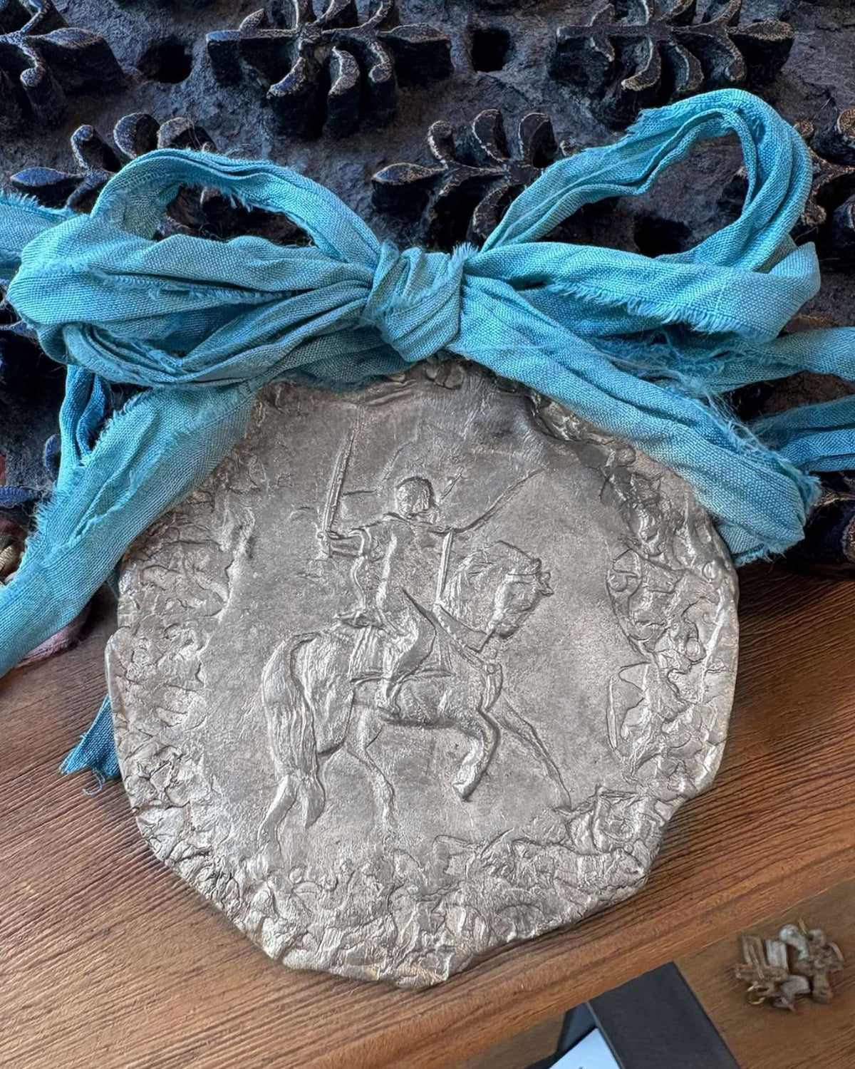 Medalla rústica de Santiago Apóstol Caballero para cuna en plata. Hecha artesanalmente en España por Sandra Bellew