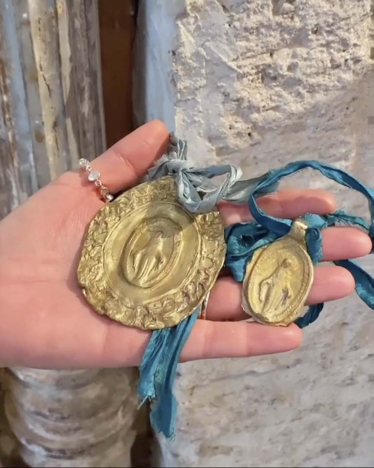 Medalla rústica de la Virgen Milagrosa en latón para cuna. Hecha artesanalmente en España por Sandra Bellew.