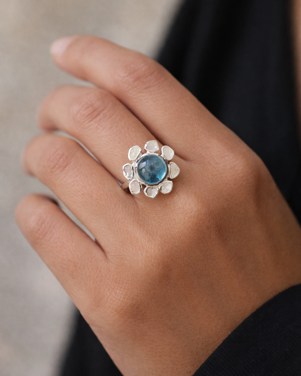 Anillo de diamantes con aguamarina, en plata. Diseñado por Sandra Bellew.
