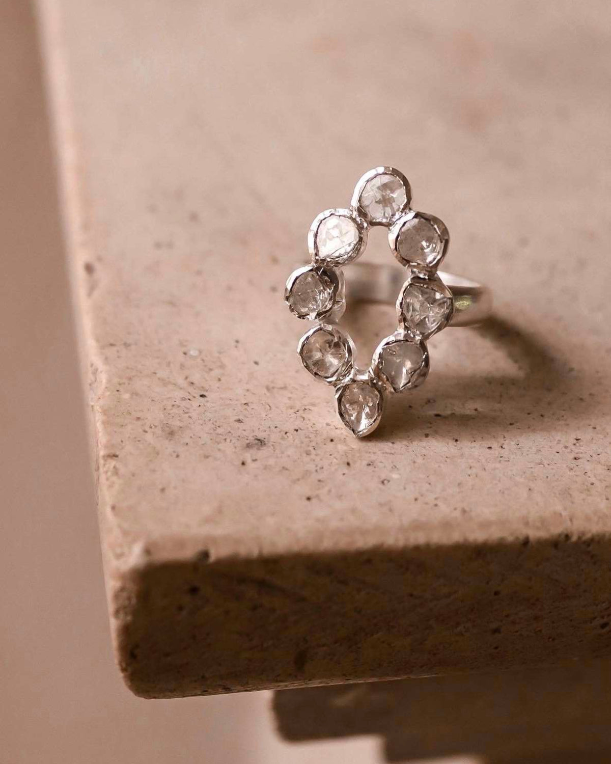 Anillo con forma óvalo apuntado de diamantes y plata.
