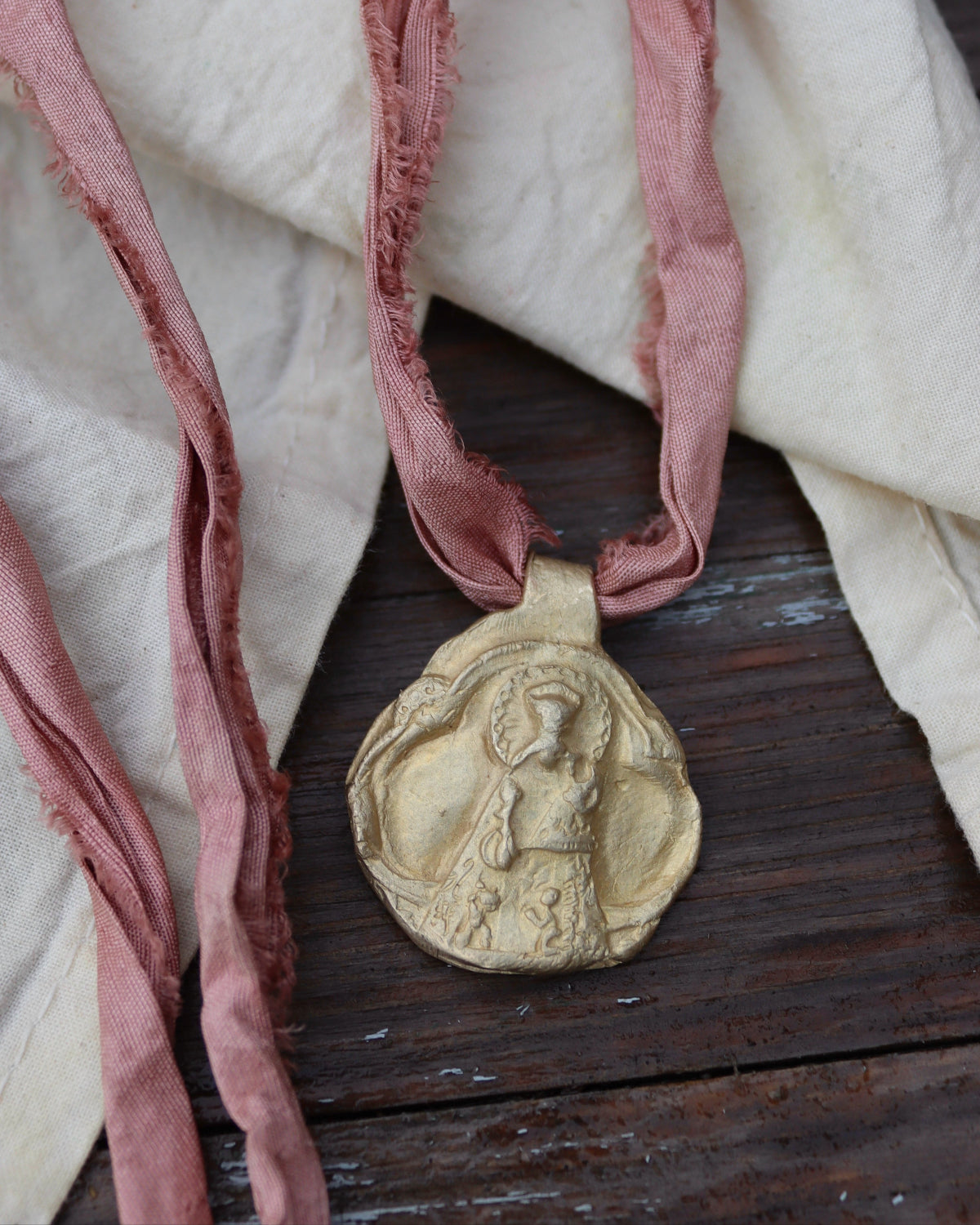 Virgen de los Desamparados Colgante - Latón dorado