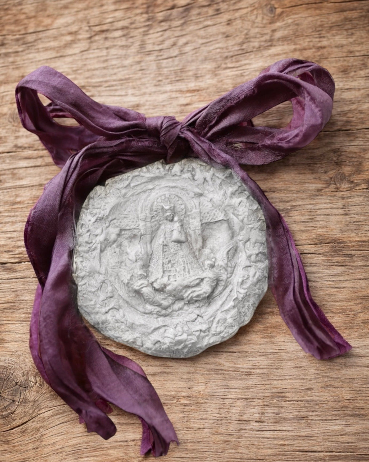 Medallón rústico de la Virgen de los Desamparados para cuna en plata. Hecha artesanalmente en España por Sandra Bellew.