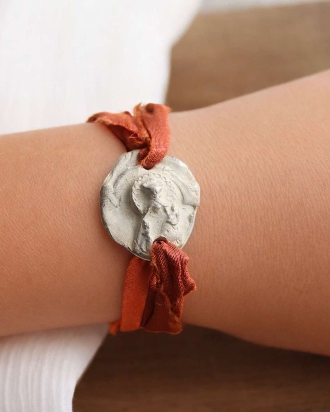 Pulsera rústica de la Virgen de los Desamparados en plata. Hecha artesanalmente en España por Sandra Bellew.