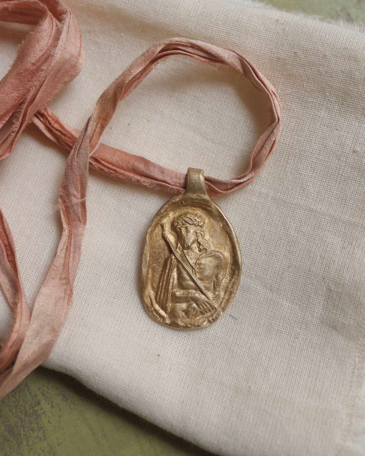Cristo de los Estudiantes Colgante - Latón dorado