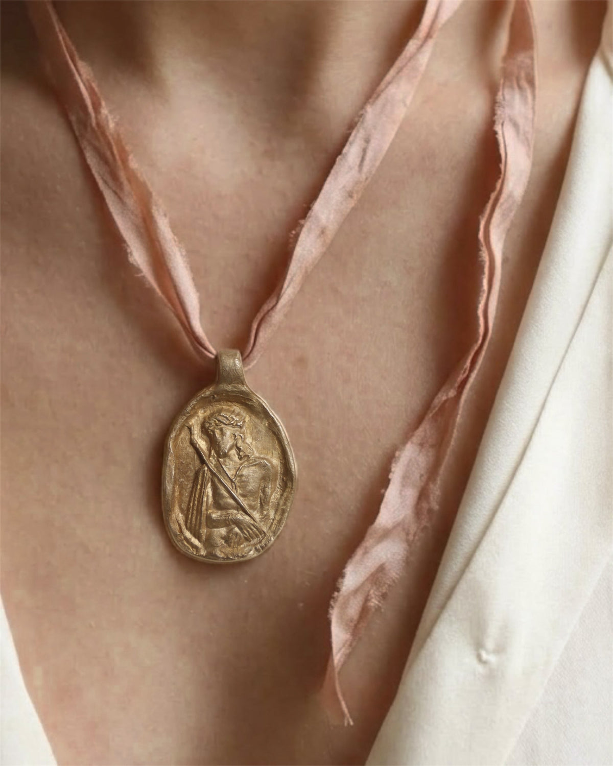 Cristo de los Estudiantes Colgante - Latón dorado