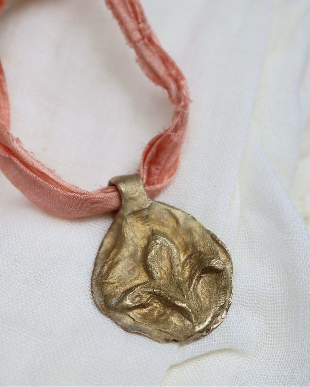 Flor de Lis Colgante - Latón dorado