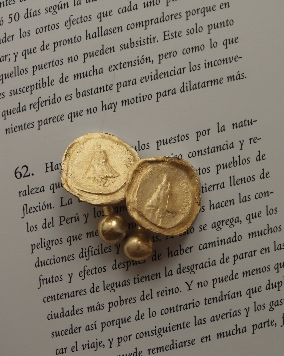 Gemelos rústicos de la Virgen de Covadonga en latón. Hechos artesanalmente en España por Sandra Bellew.