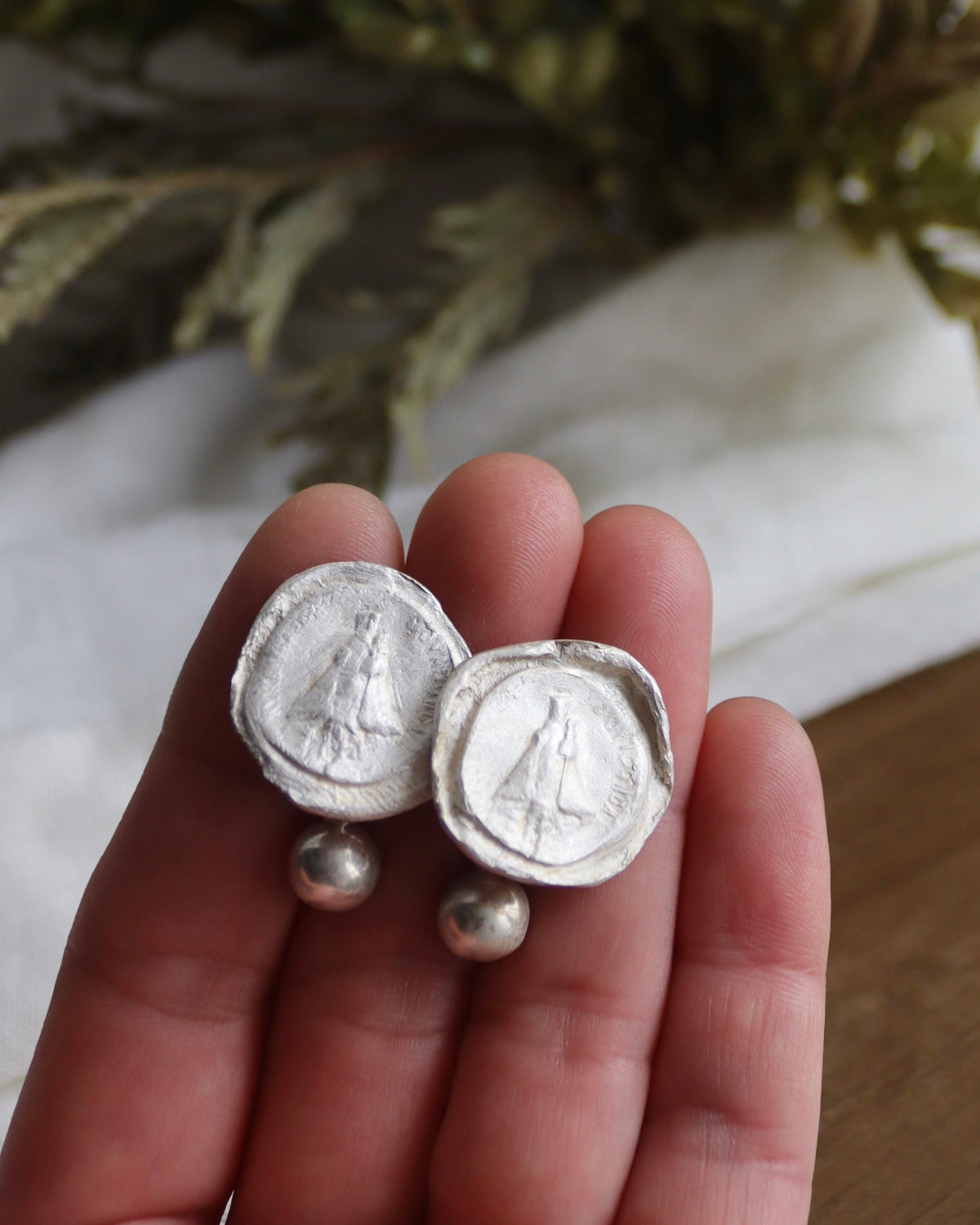 Gemelos rústicos de la Virgen de Covadonga en plata. Hechos artesanalmente en España por Sandra Bellew.