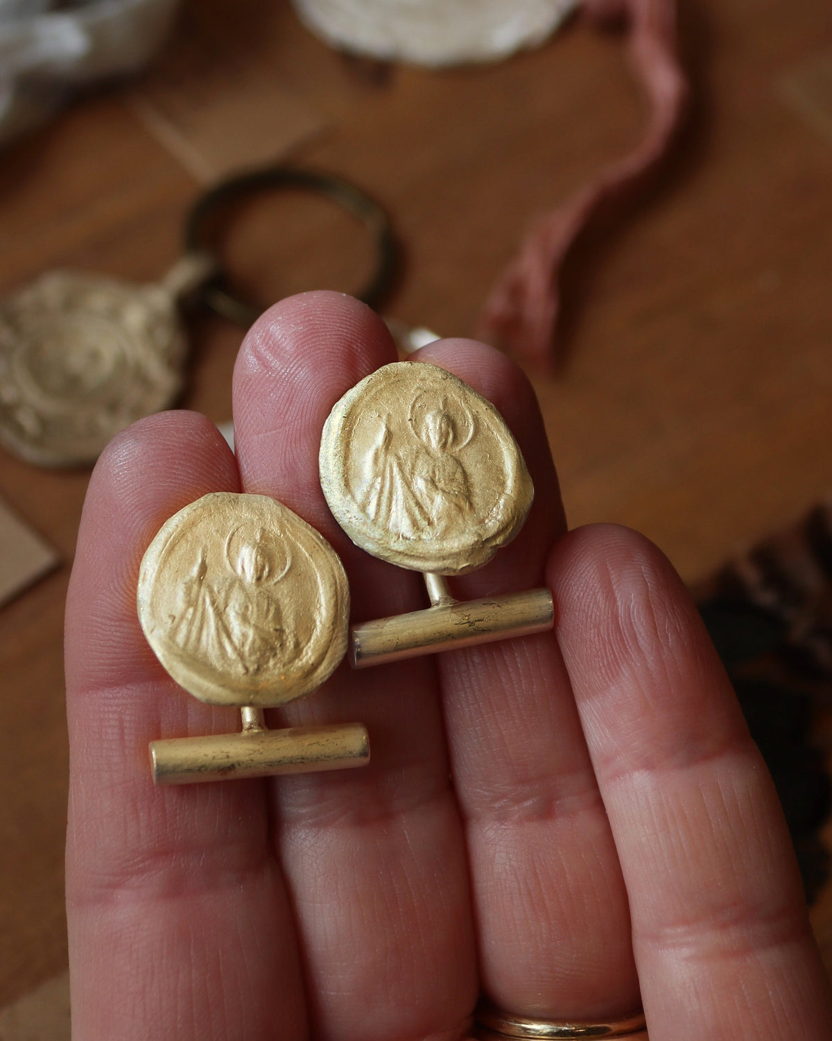 Gemelos rústicos de San Judas Tadeo en latón. Hechos artesanalmente en España por Sandra Bellew.