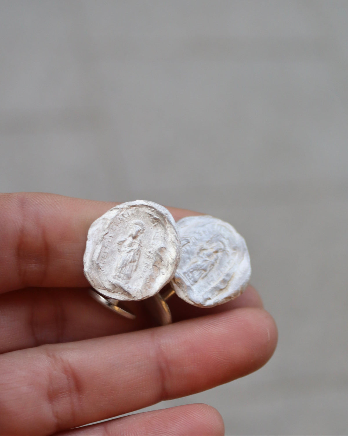 Gemelos rústicos de Santa Marta en plata. Hechos artesanalmente en España por Sandra Bellew.