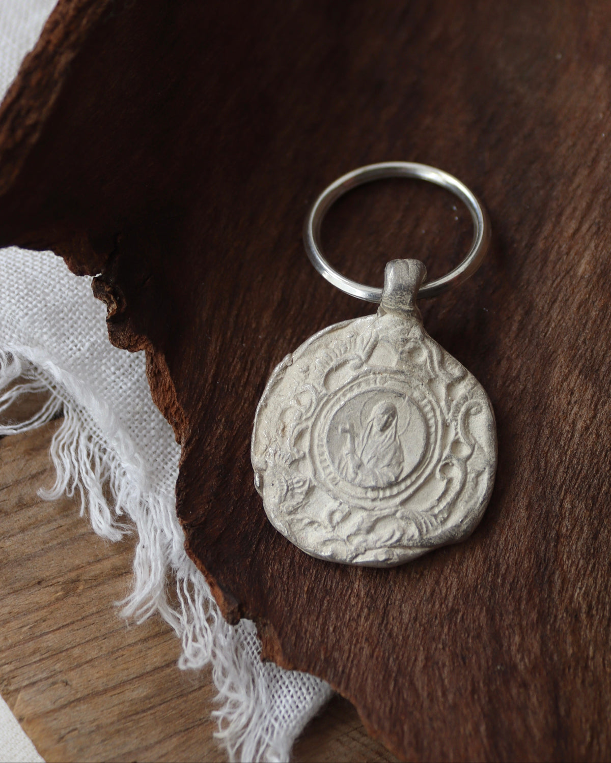 Llavero rústico de Santa Elena en plata. Hecho artesanalmente en España por Sandra Bellew.