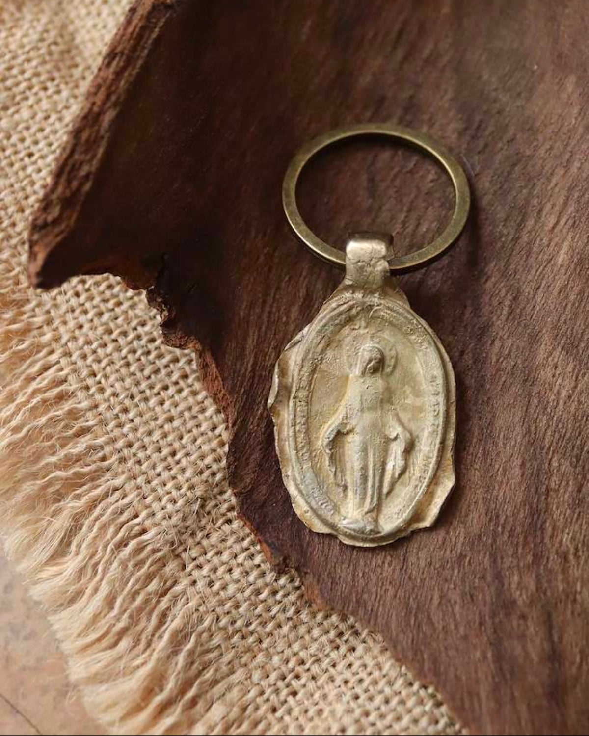Llavero rústico de la Virgen Milagrosa en latón. Hecho artesanalmente en España por Sandra Bellew.