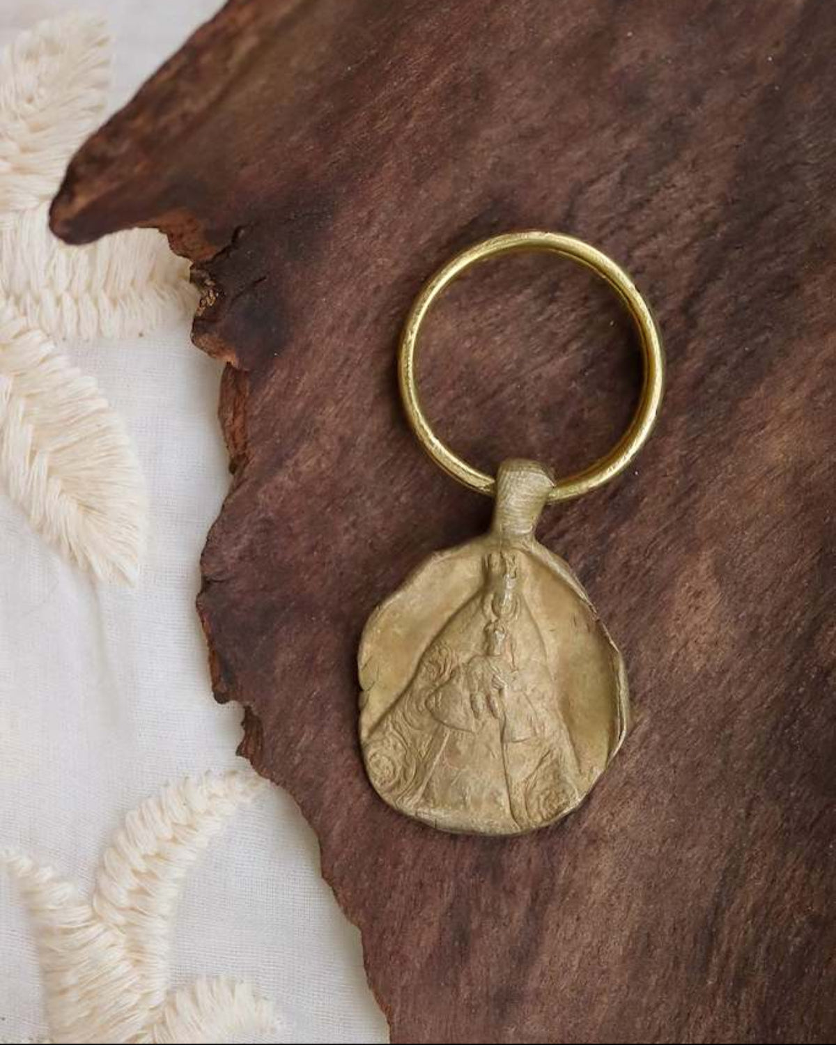 Llavero rústico de la Virgen de los Reyes en latón. Hecho artesanalmente en España por Sandra Bellew.