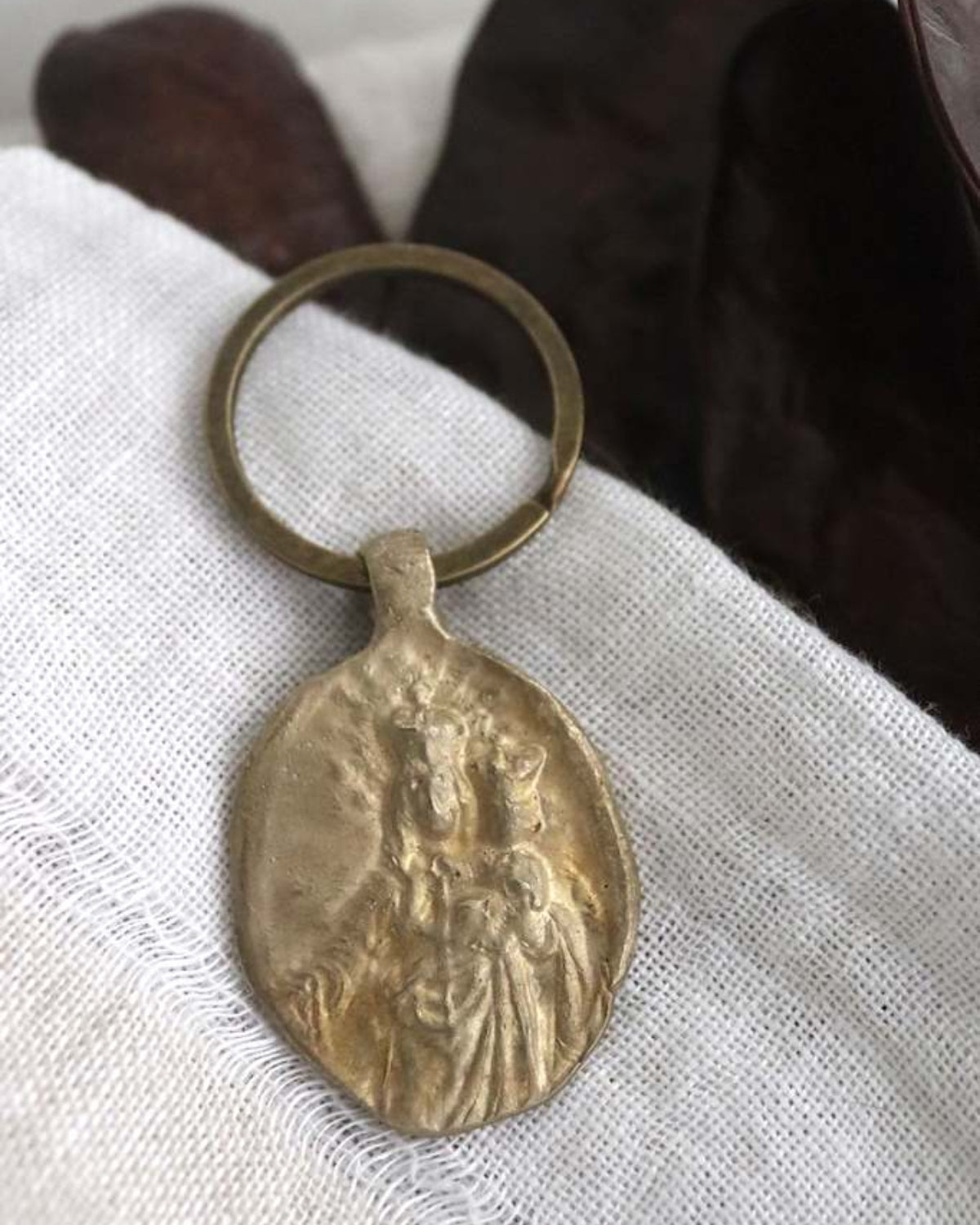 Llavero rústico de la Virgen del Rosario en latón. Hecho artesanalmente en España por Sandra Bellew