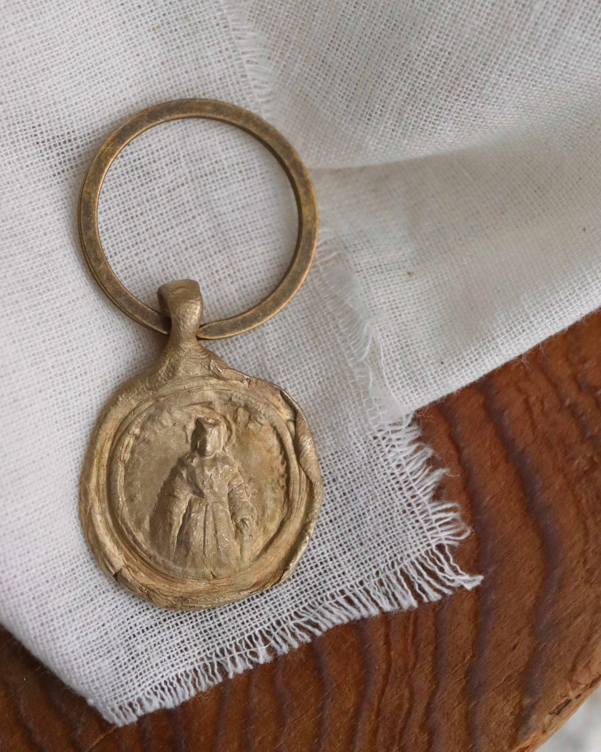 Llavero rústico de la Virgen de las Victorias en latón. Hecho artesanalmente en España por Sandra Bellew.