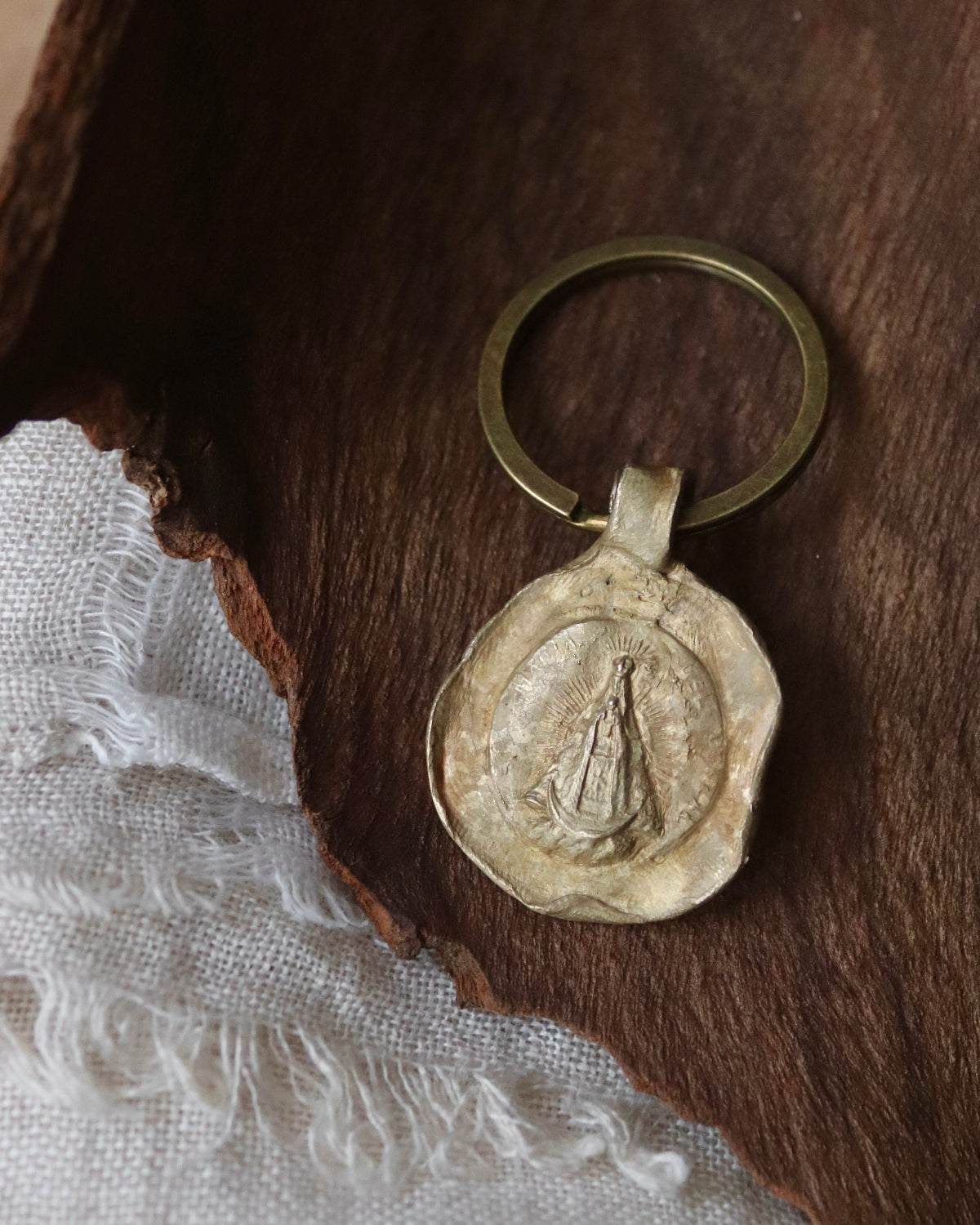 Llavero rústico de la Virgen del Juncal en latón. Hecho artesanalmente en España por Sandra Bellew.