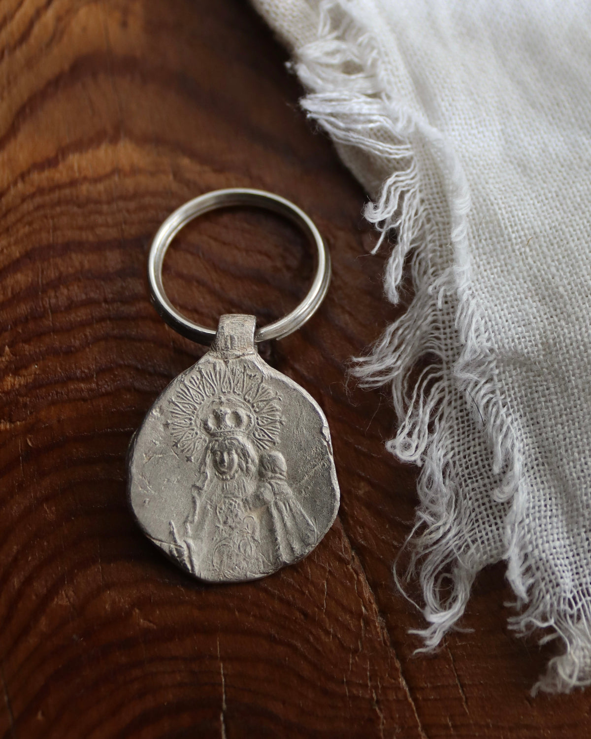 Llavero rústico de la Virgen de Gracia en plata. Hecho artesanalmente en España por Sandra Bellew.