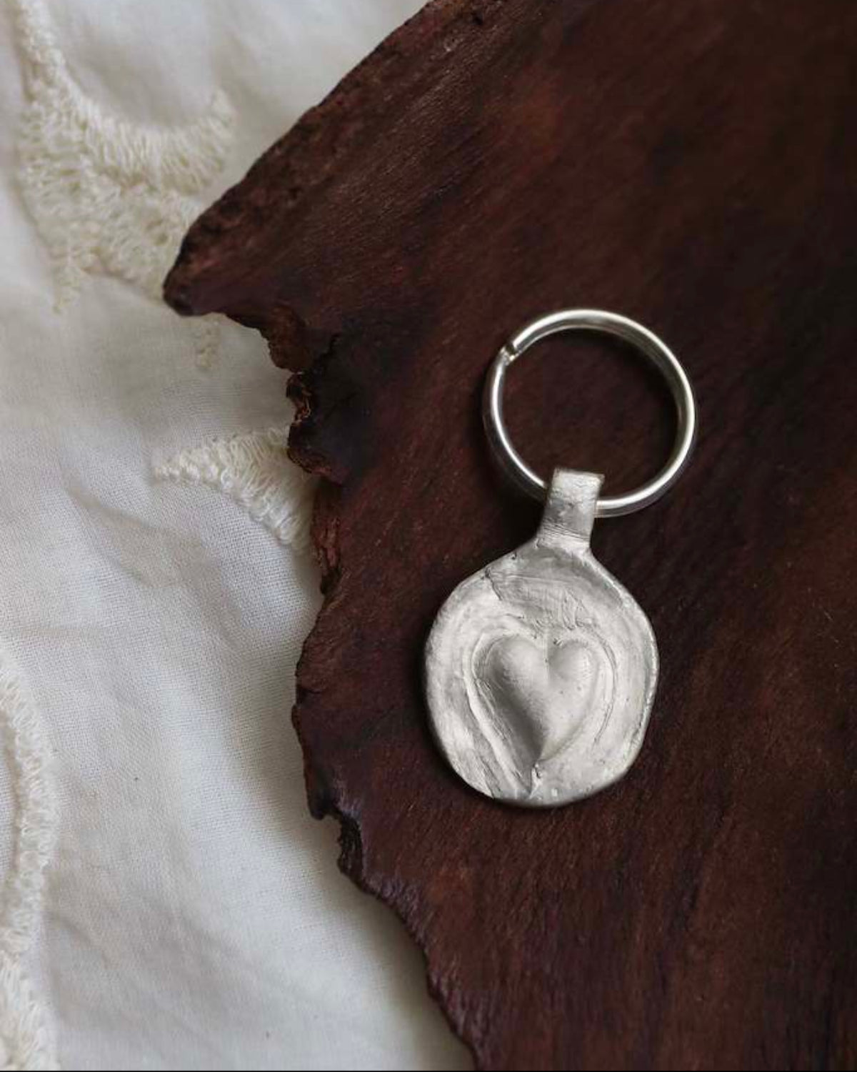 Llavero rústico con imagen de un corazón en plata. Hecho artesanalmente en España por Sandra Bellew.