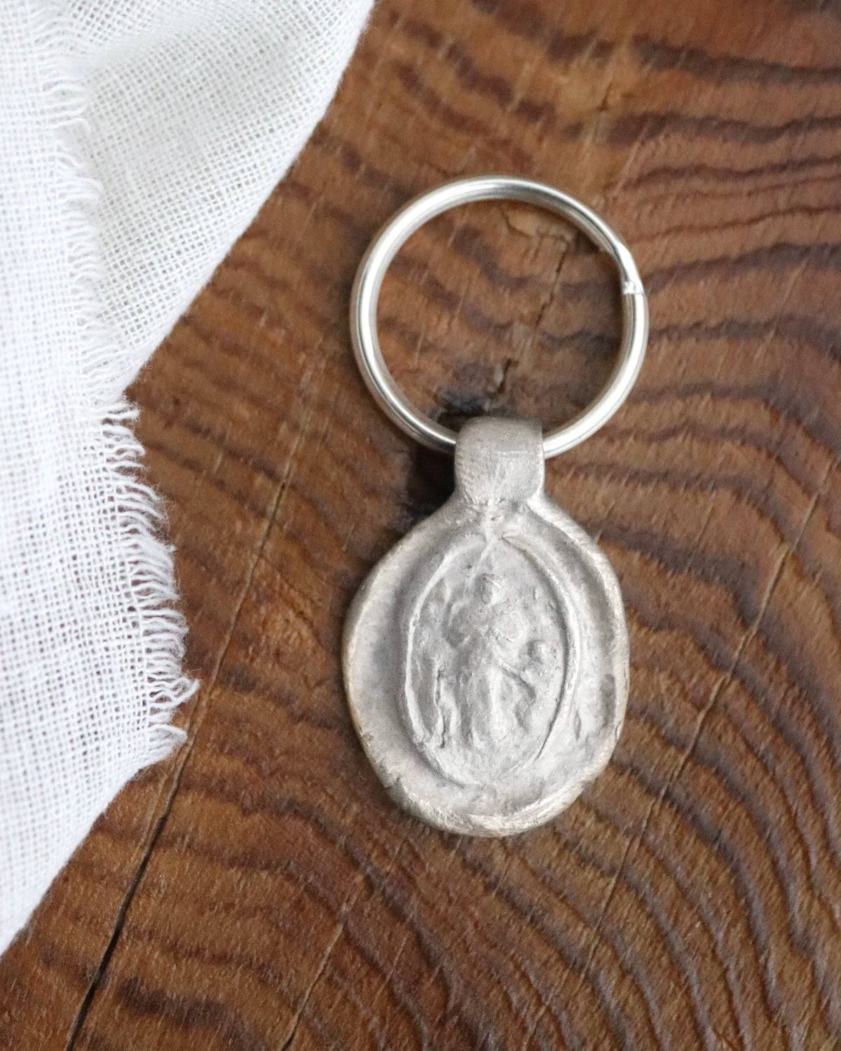 Llavero rústico de la Virgen Desatanudos en plata. Hecho artesanalmente en España por Sandra Bellew.