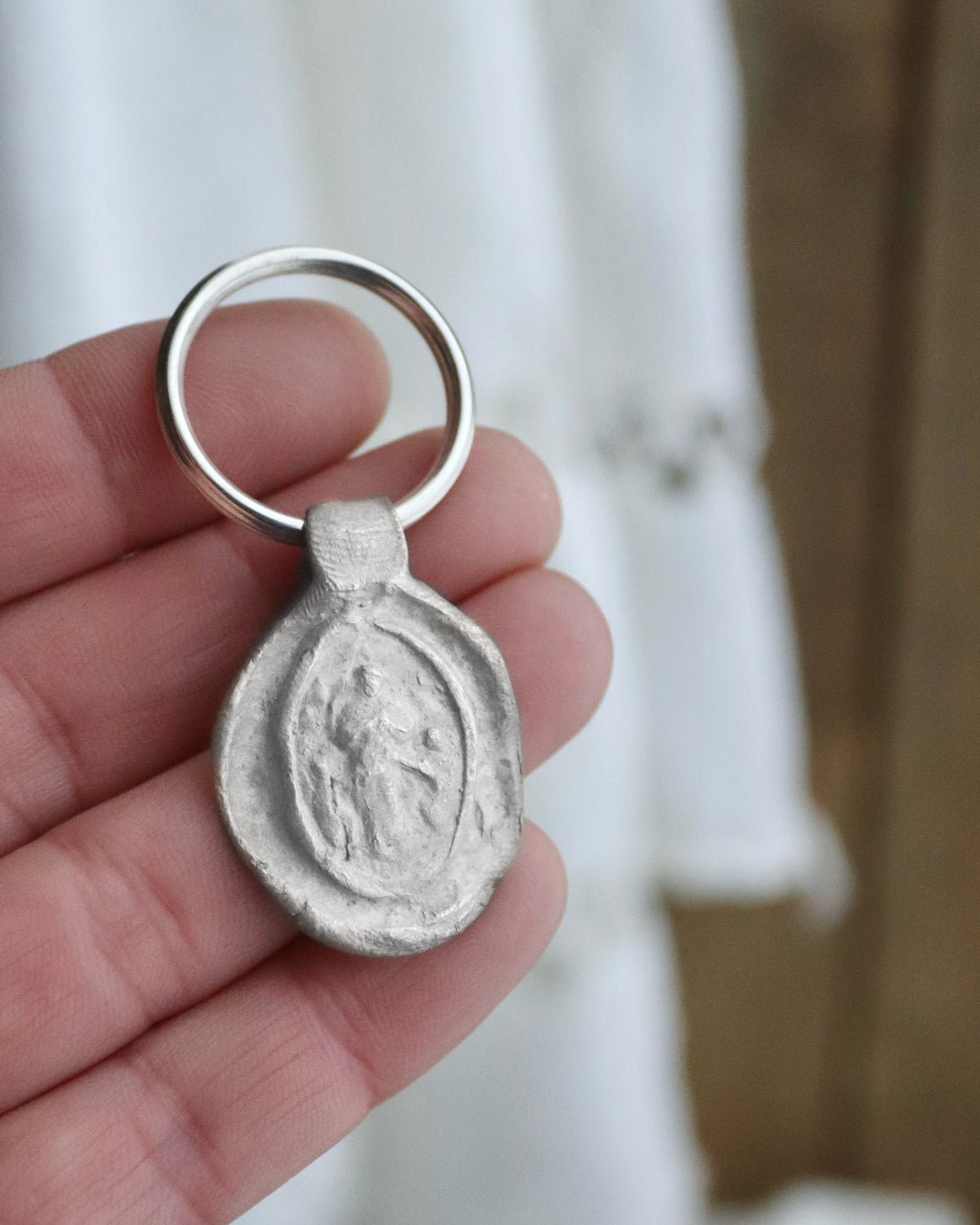 Llavero rústico de la Virgen Desatanudos en plata. Hecho artesanalmente en España por Sandra Bellew.