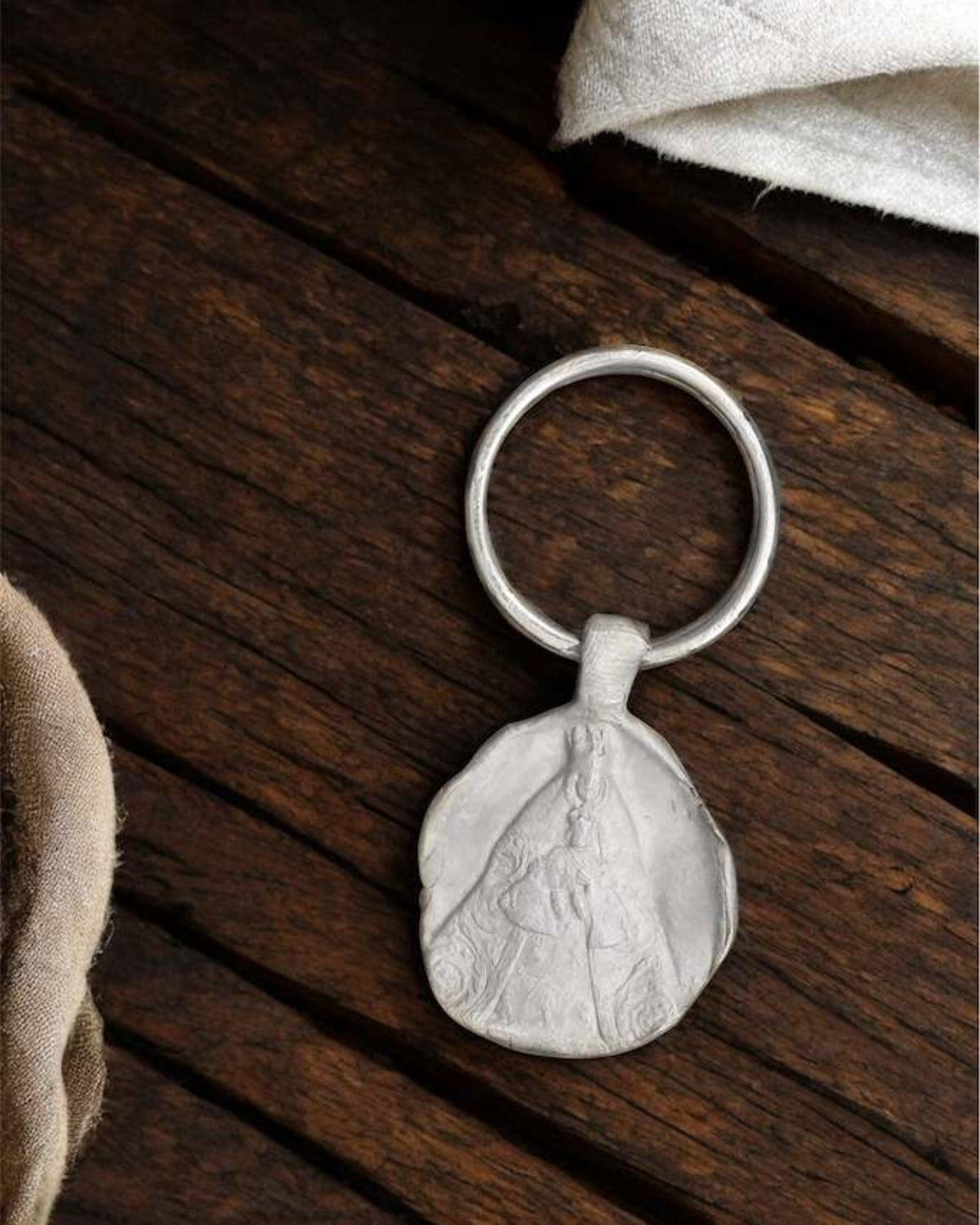 Llavero rústico de la Virgen de los Reyes en plata. Hecho artesanalmente en España por Sandra Bellew.