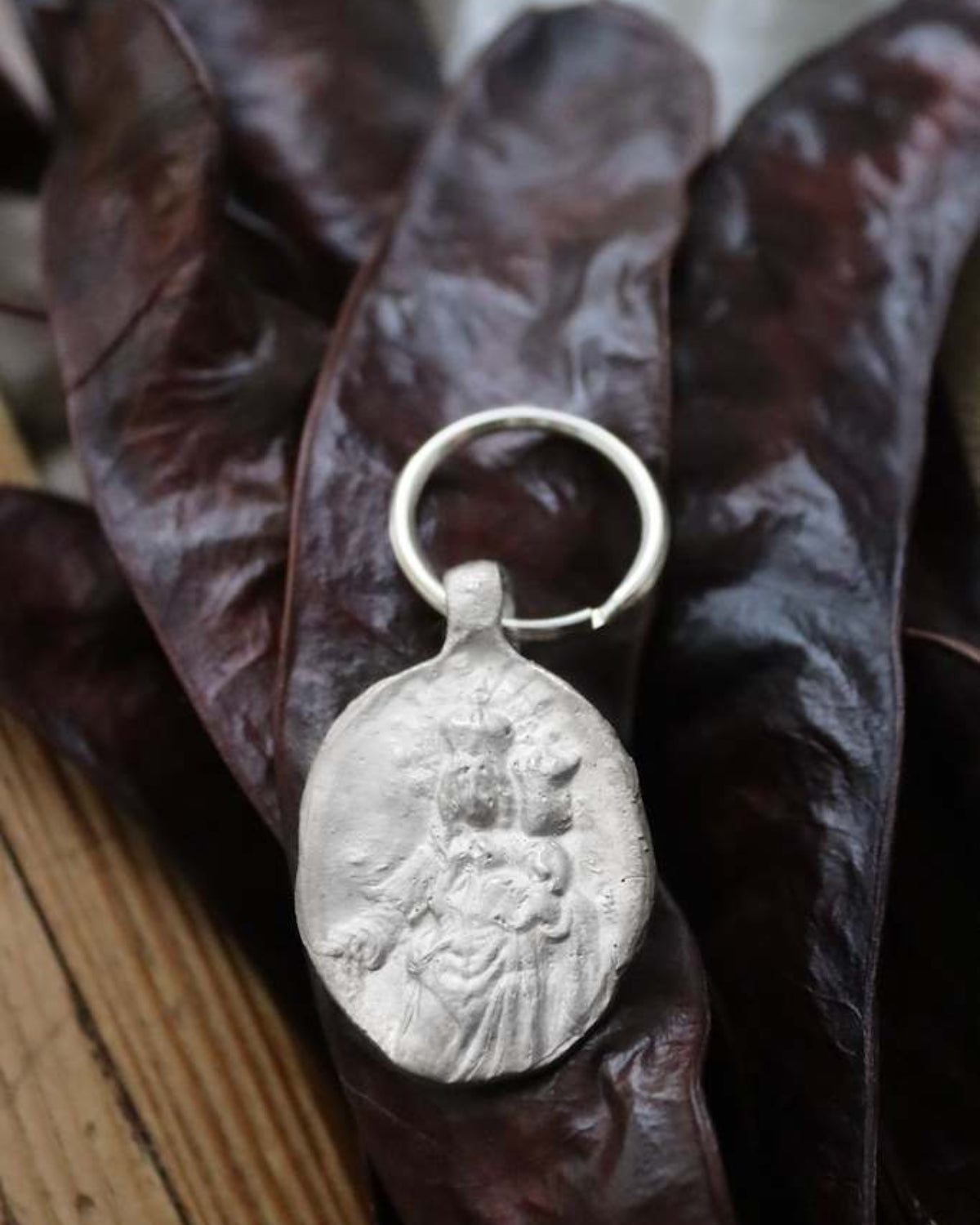 Llavero rústico de la Virgen del Rosario en plata. Hecho artesanalmente en España por Sandra Bellew