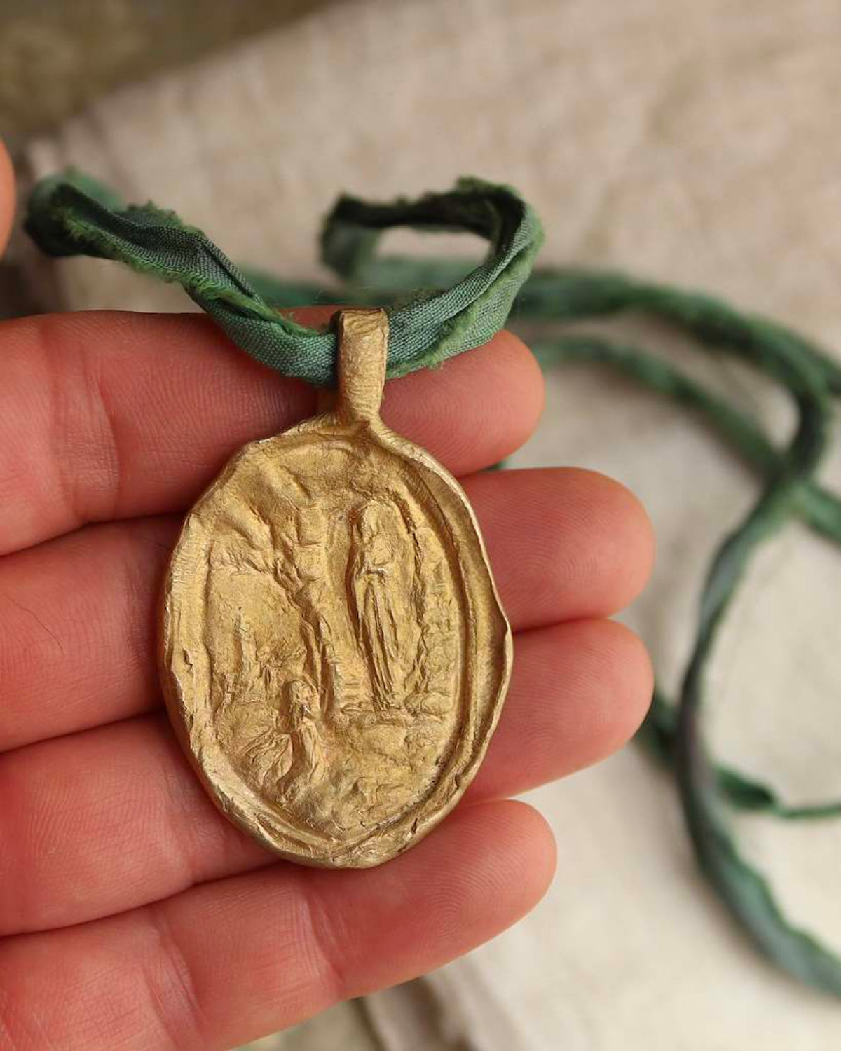 Virgen de Lourdes Colgante - Latón dorado