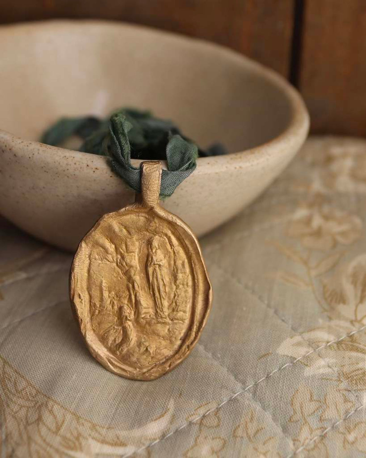 Virgen de Lourdes Colgante - Latón dorado