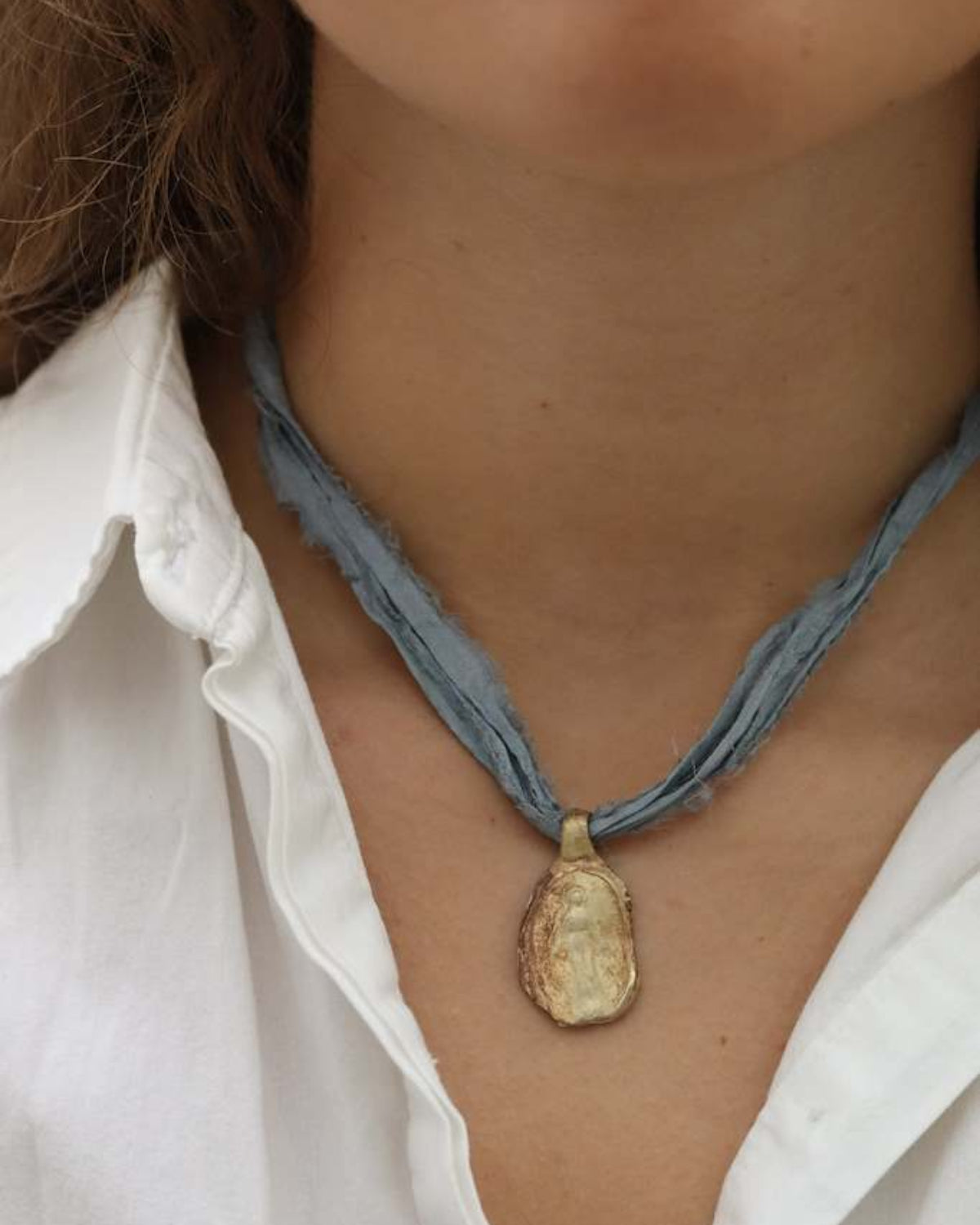 Medalla rústica de la Virgen Milagrosa en latón. Hecha artesanalmente en España por Sandra Bellew.