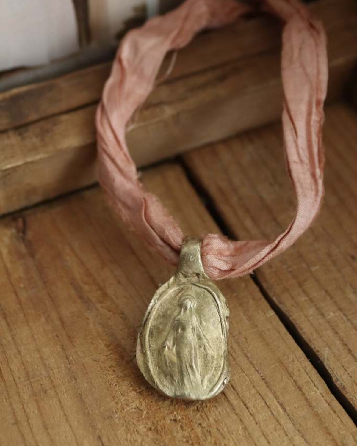 Medalla rústica de la Virgen Milagrosa en latón. Hecha artesanalmente en España por Sandra Bellew.