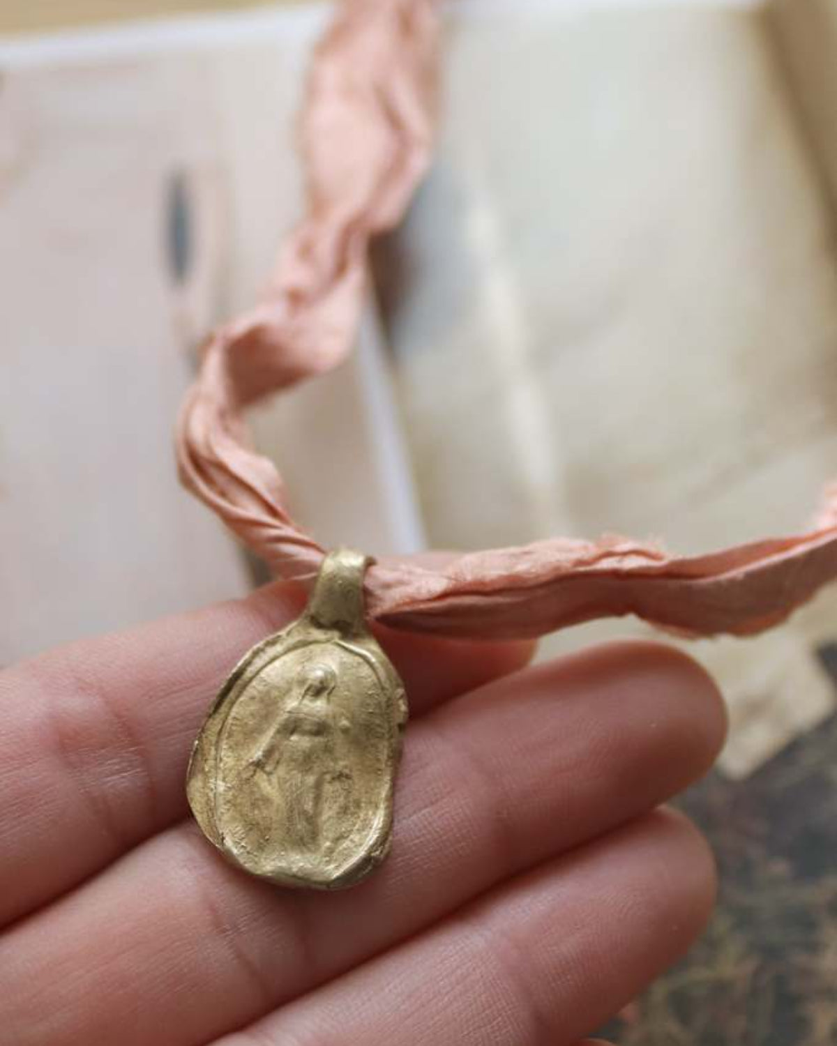 Medalla rústica de la Virgen Milagrosa en latón. Hecha artesanalmente en España por Sandra Bellew.