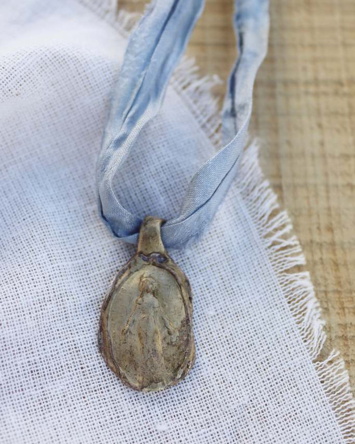 Medalla rústica de la Virgen Milagrosa en latón. Hecha artesanalmente en España por Sandra Bellew.