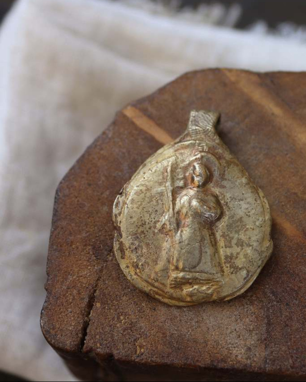 Niño del Remedio Colgante - Latón dorado