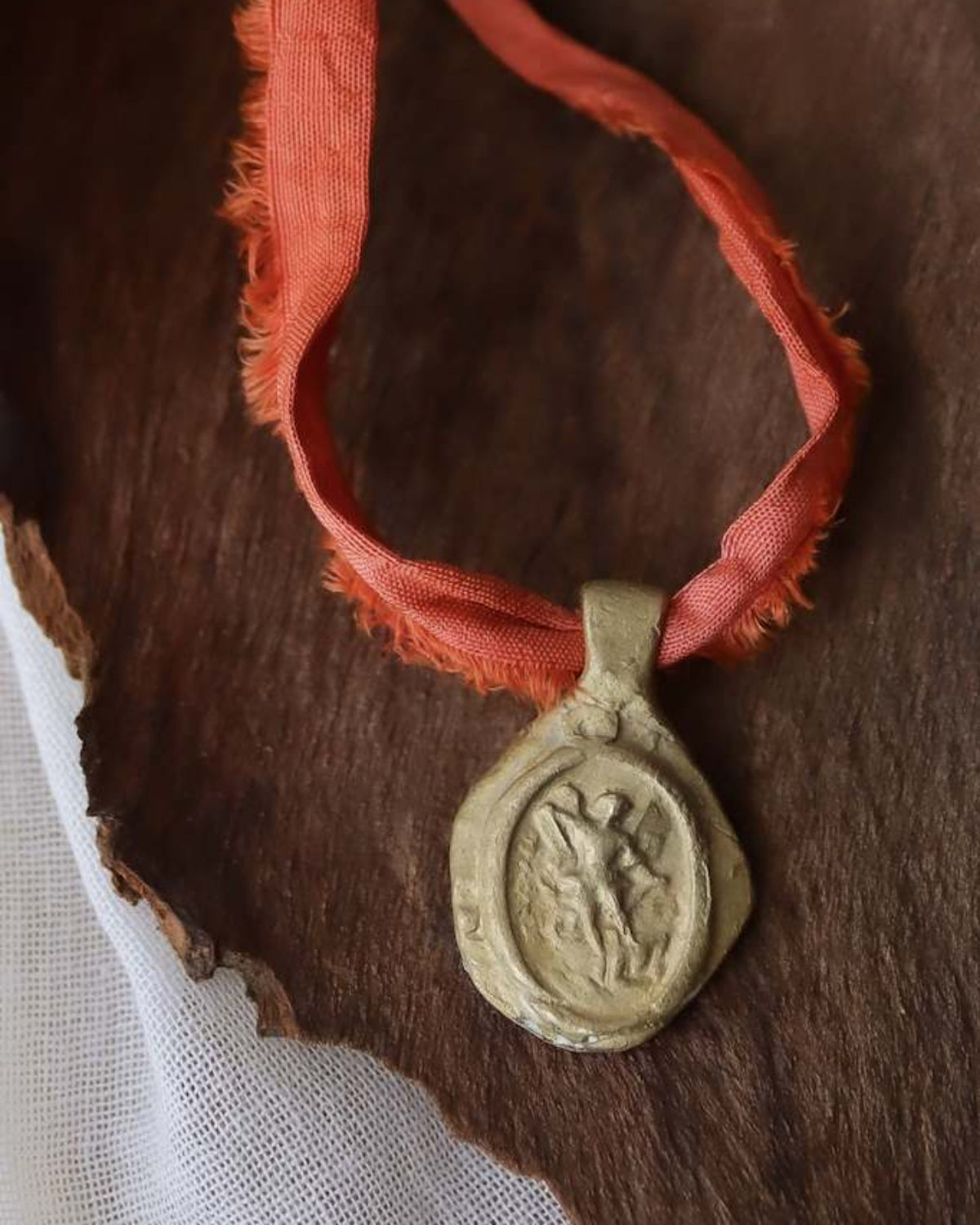 Medalla rústica de San Miguel Arcángel en latón. Hecha artesanalmente en España por Sandra Bellew.