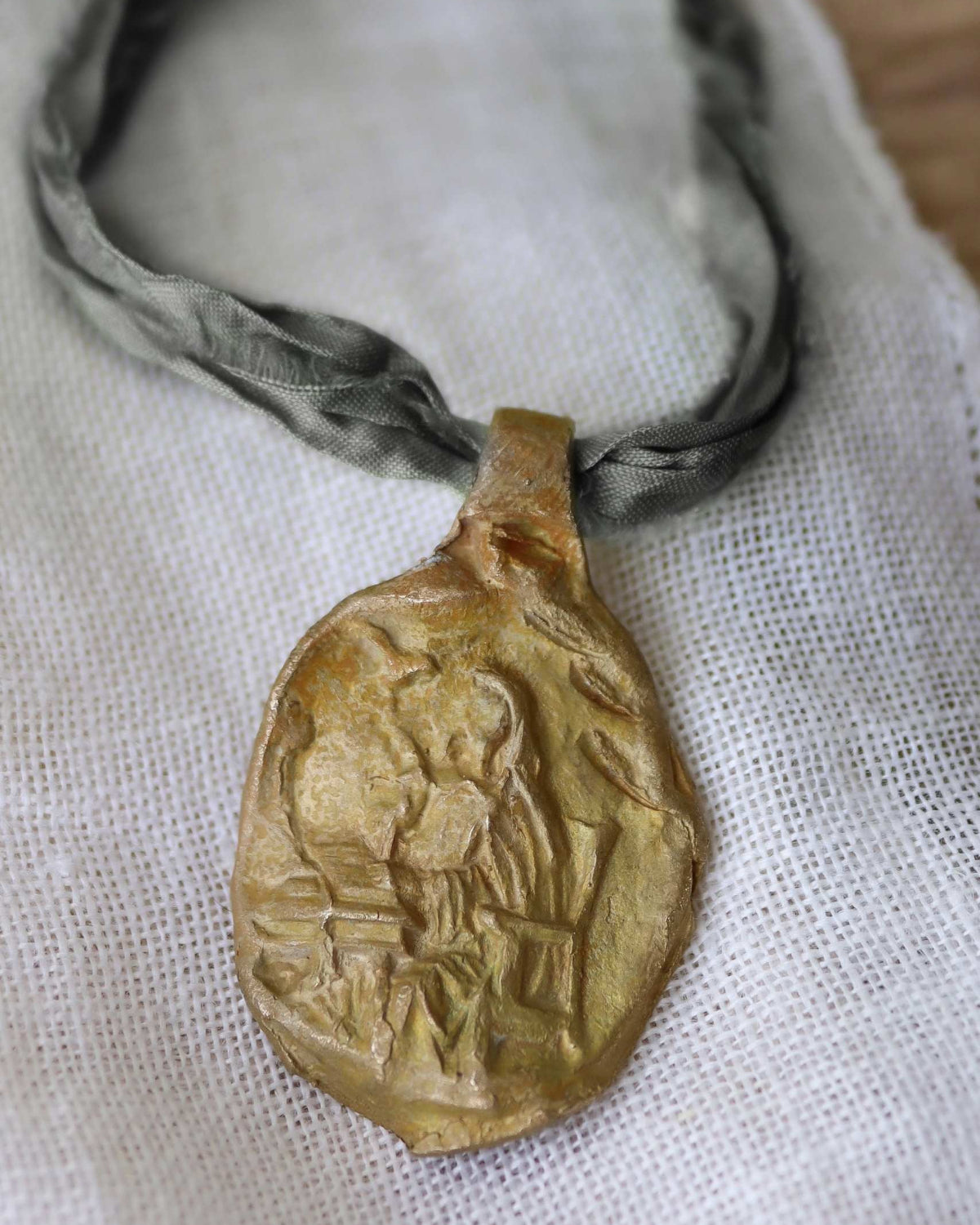 Medalla rústica de Santa Teresa en latón. Hecha artesanalmente por Sandra Bellew.