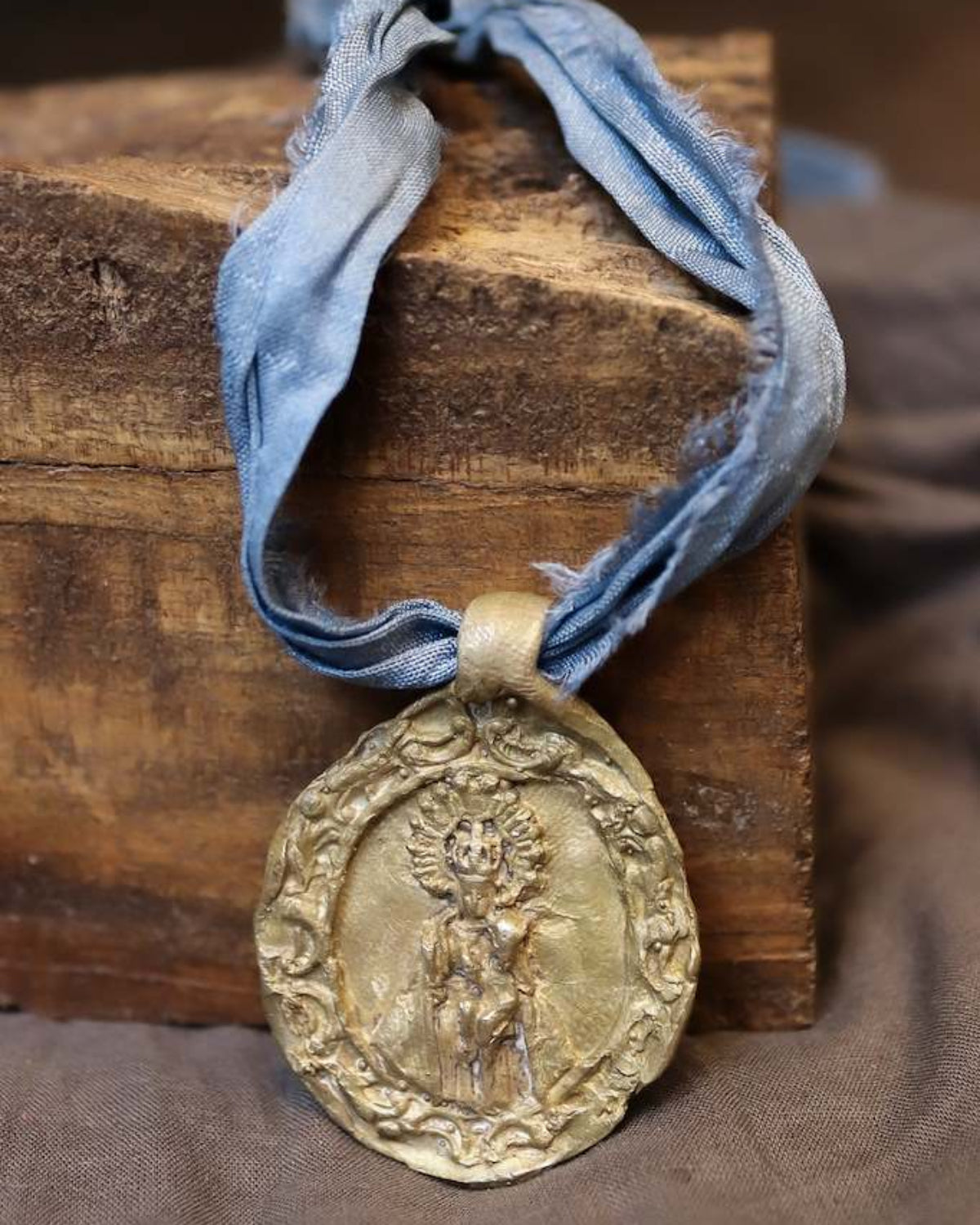 Medalla rústica de la Virgen del Puerto en latón. Hecha artesanalmente por Sandra Bellew.