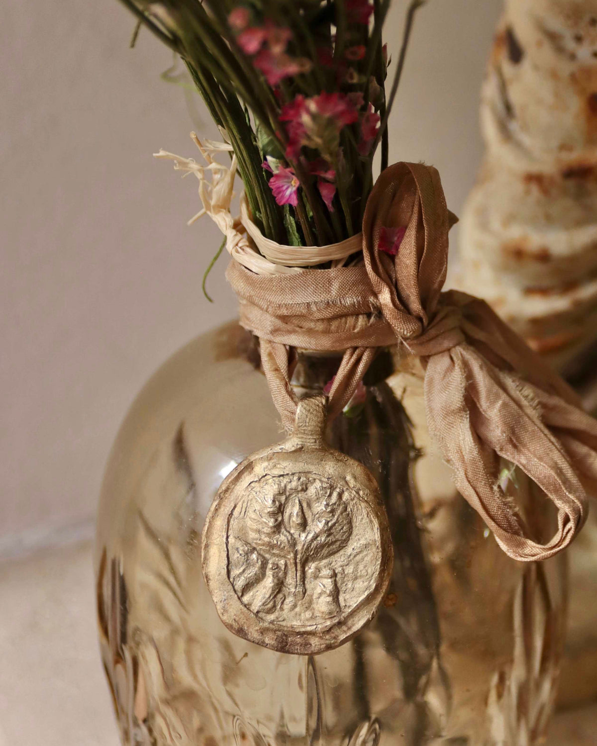 Medalla de la Virgen de Salceda para ramo de novia en latón. Hecha artesanalmente en España por Sandra Bellew