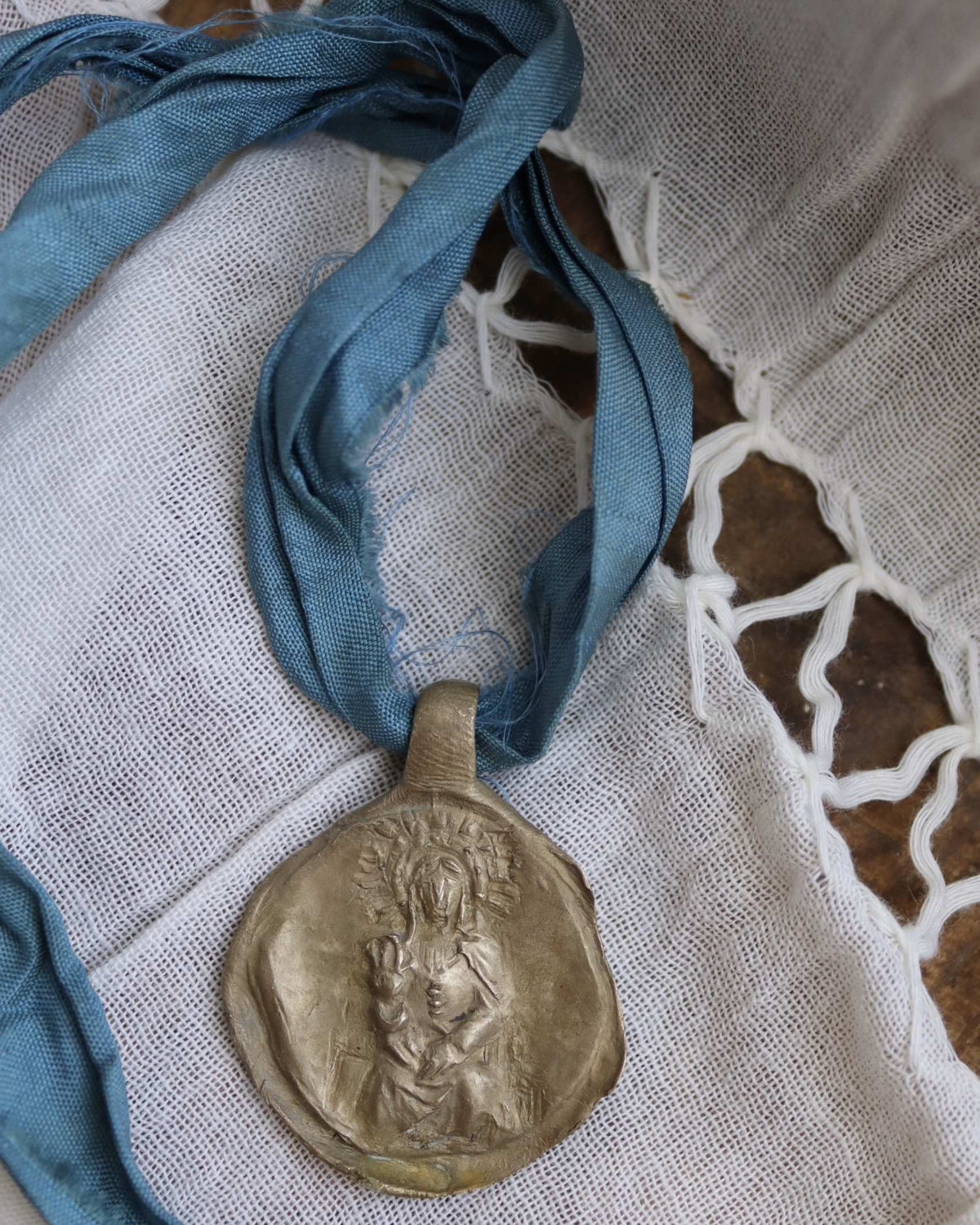 Virgen de Sansueña Colgante - Latón dorado