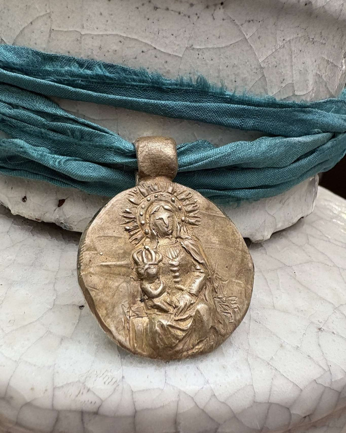 Virgen de Sansueña Colgante - Latón dorado