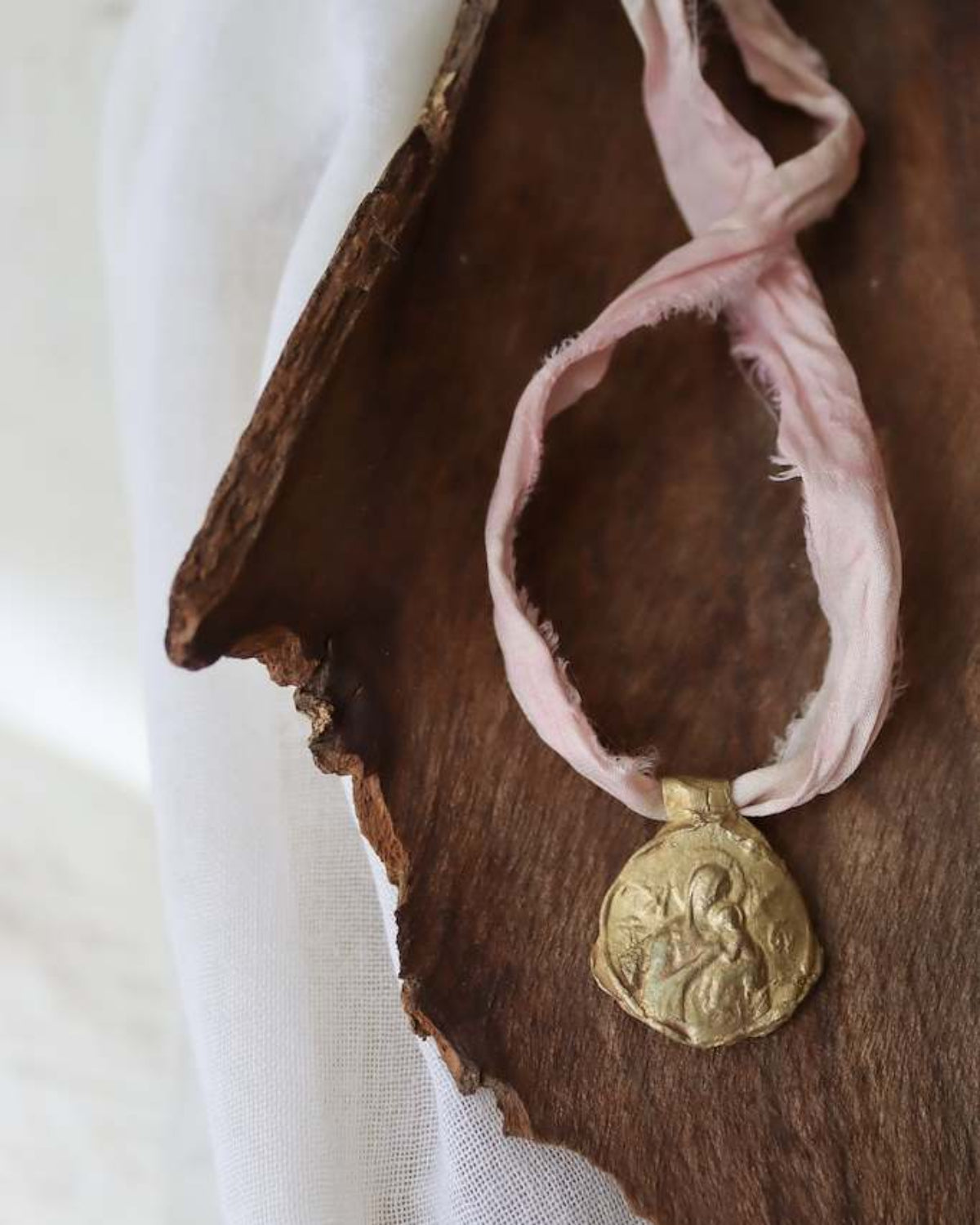 Medalla rústica de la Virgen del Perpetuo Socorro en latón. Hecha artesanalmente por Sandra Bellew.