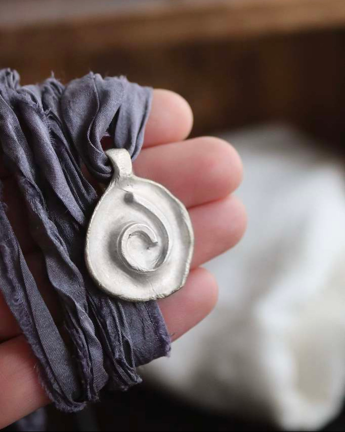 Colgante rústico de espiral celta en plata. Hecho artesanalmente en España por Sandra Bellew.