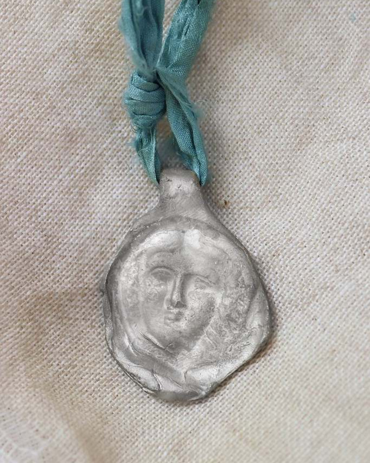 Colgante rústico de Medusa en plata. Hecho artesanalmente en España por Sandra Bellew.