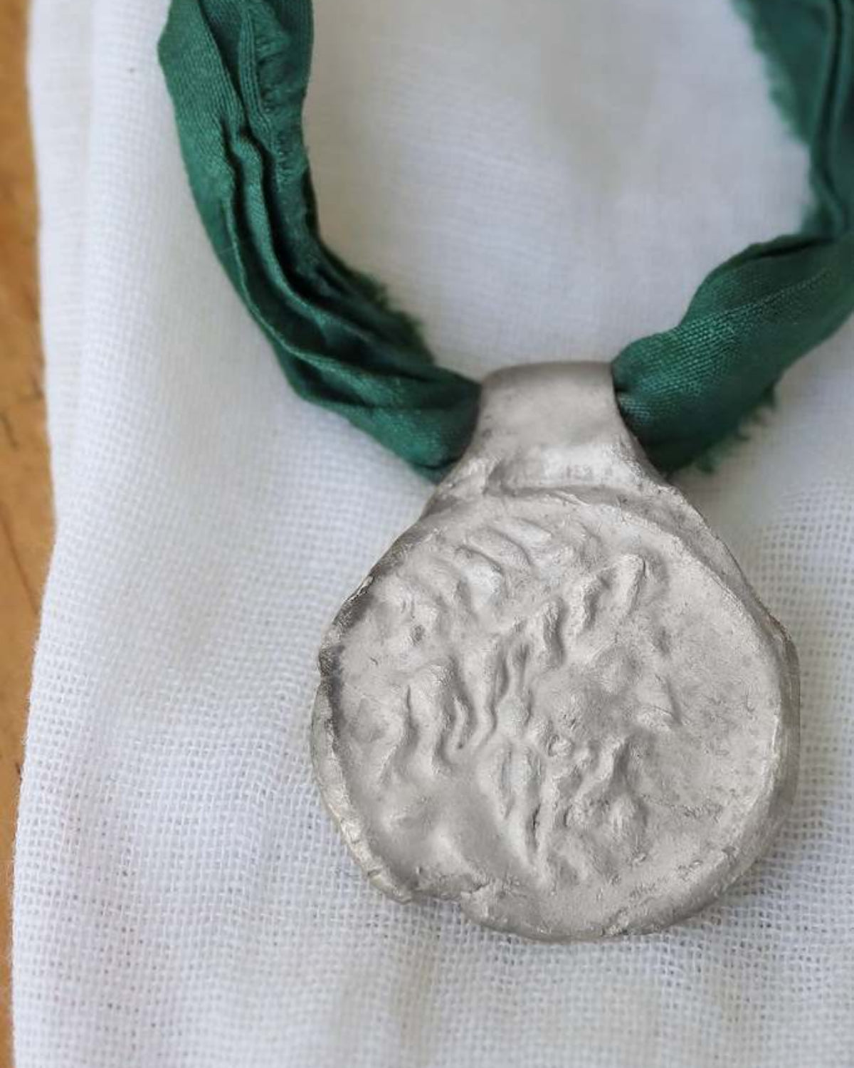 Colgante de moneda griega en plata. Hecho artesanalmente en España por Sandra Bellew.