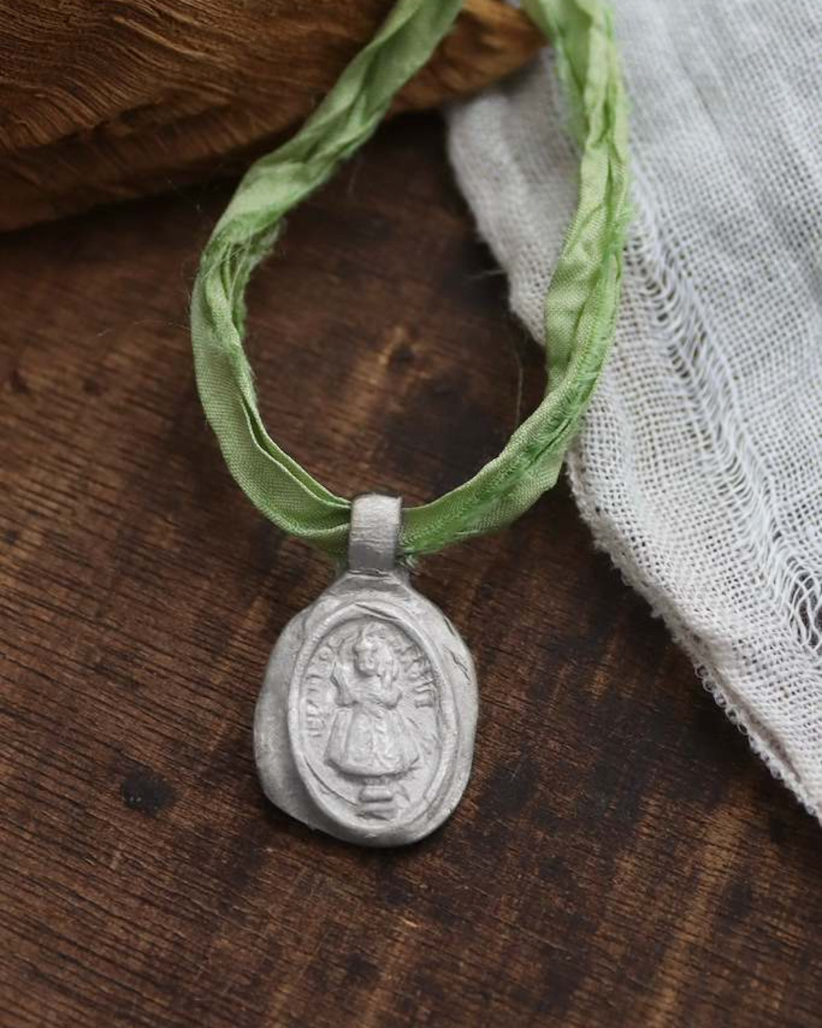 Medalla rústica del Niño de Praga en plata. Hecha artesanalmente en España por Sandra Bellew.
