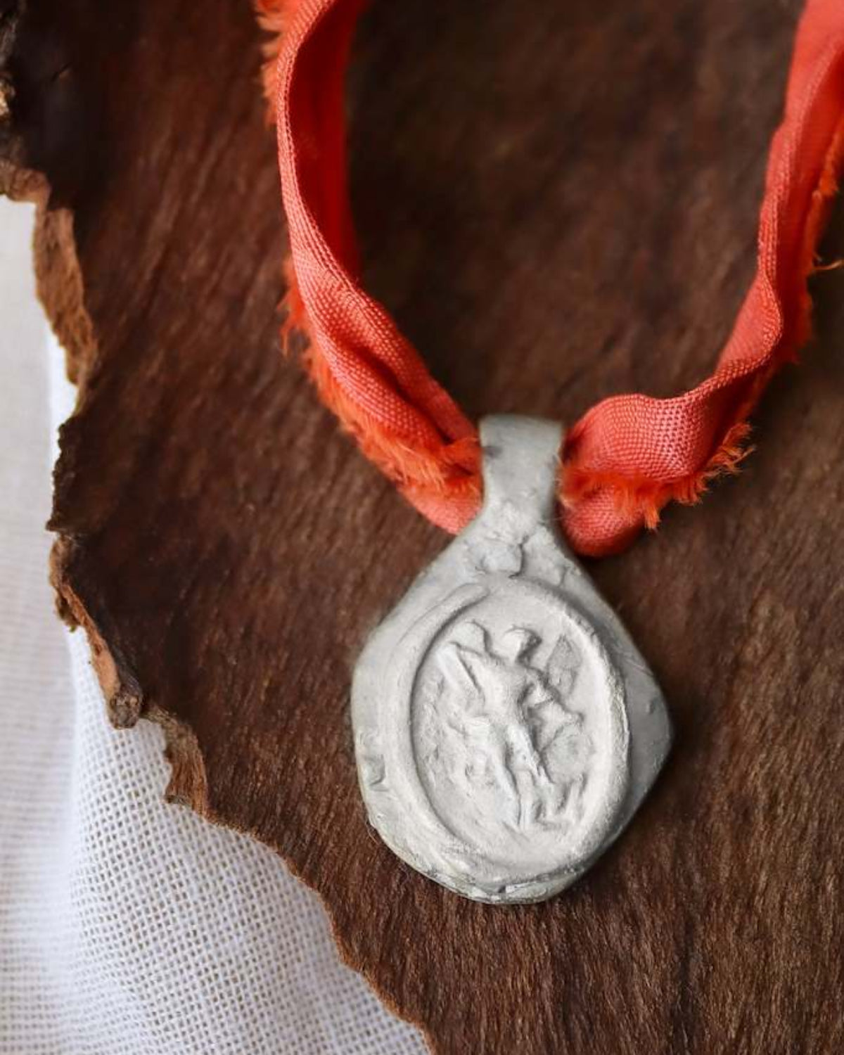 Medalla rústica de San Miguel Arcángel en plata. Hecha artesanalmente en España por Sandra Bellew.