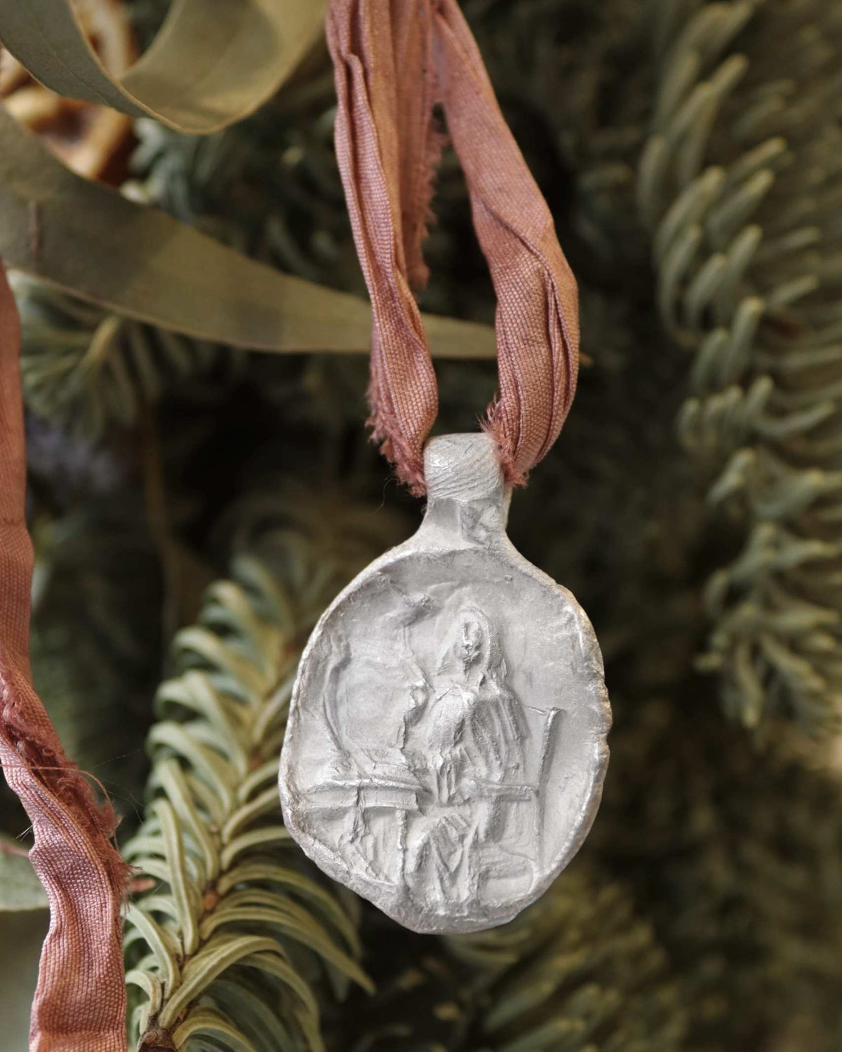 Medalla rústica de Santa Teresa en plata. Hecha artesanalmente por Sandra Bellew.