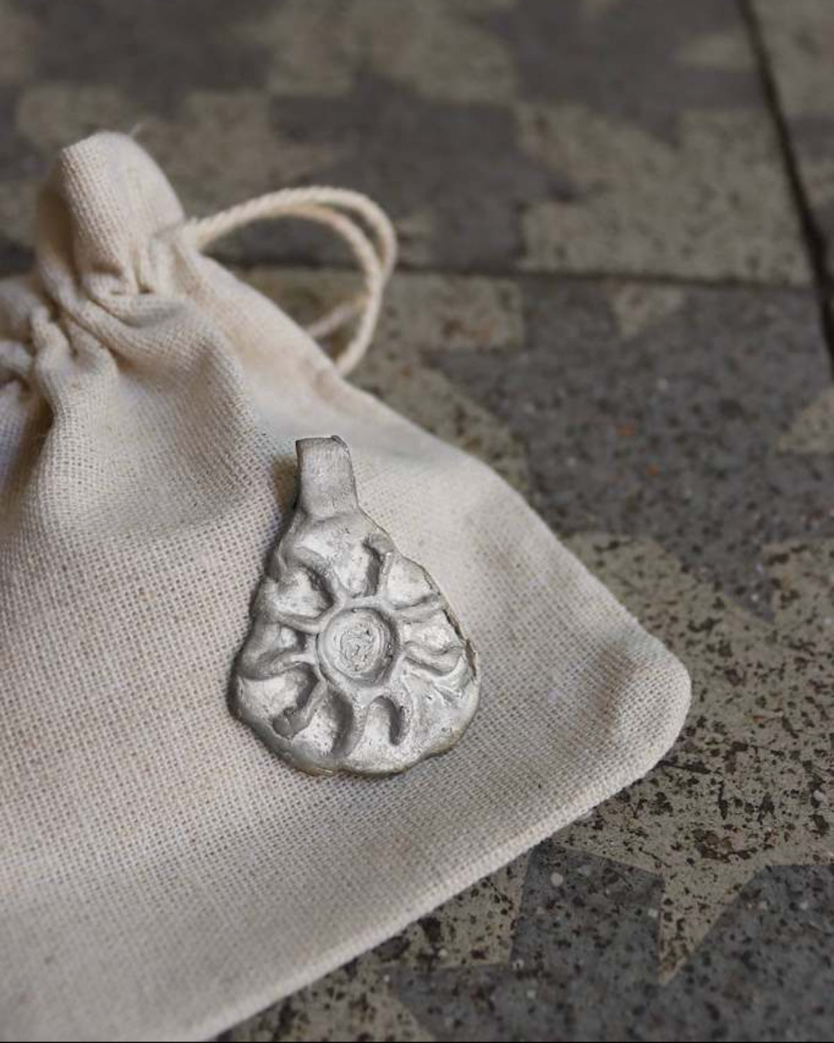 Colgante rústico de un sol en plata. Hecho artesanalmente en España por Sandra Bellew.