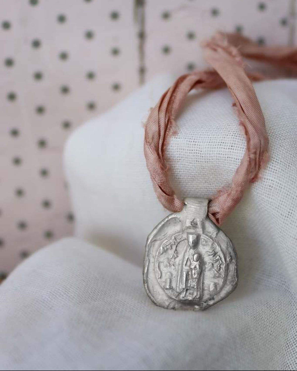 Medalla rústica de la Virgen de Nuria para ramo de novia en latón. Hecha artesanalmente en España por Sandra Bellew.