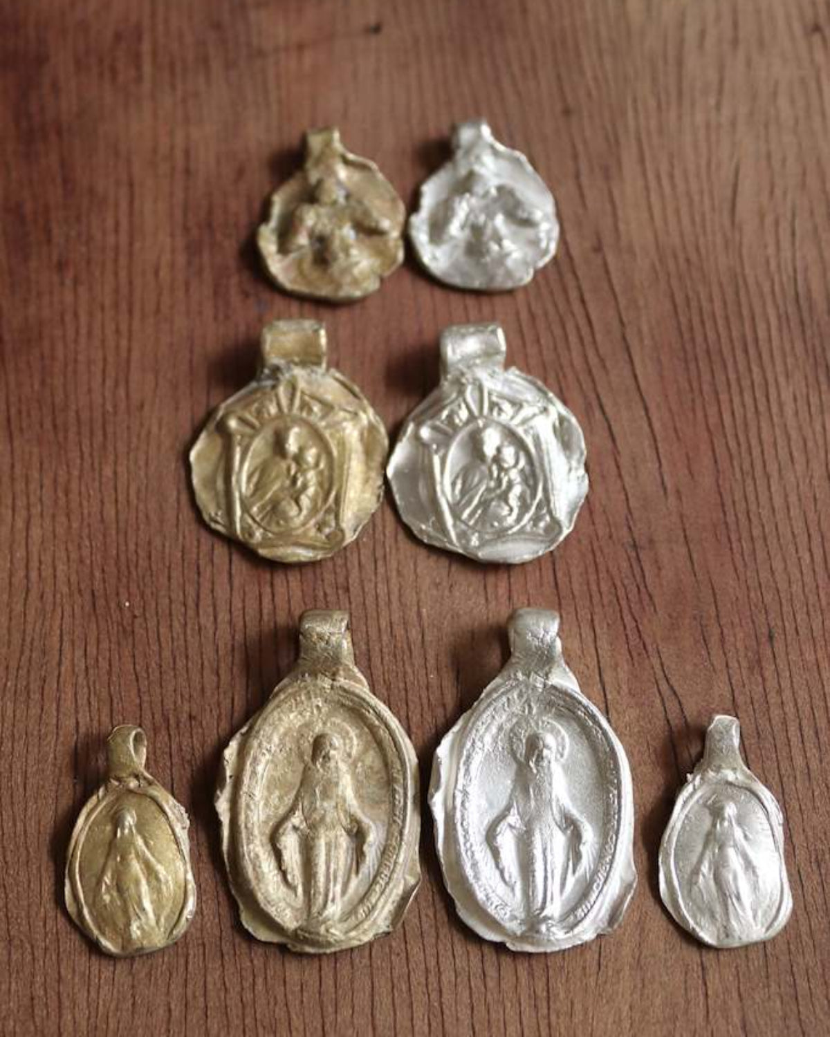 Medalla rústica de la Virgen Milagrosa en latón. Hecha artesanalmente en España por Sandra Bellew.